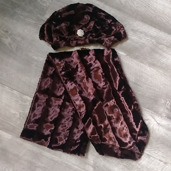 Accessories - Vintage velvet hat and scarf set